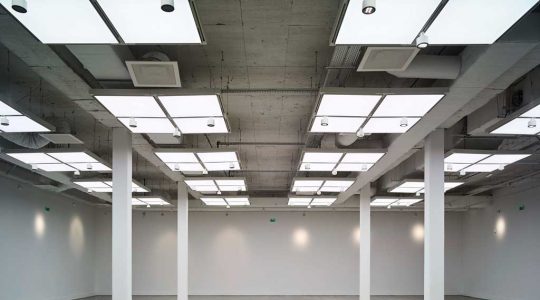160 losas / paneles de techo retroiluminados en el Museo MOCO de Montpellier